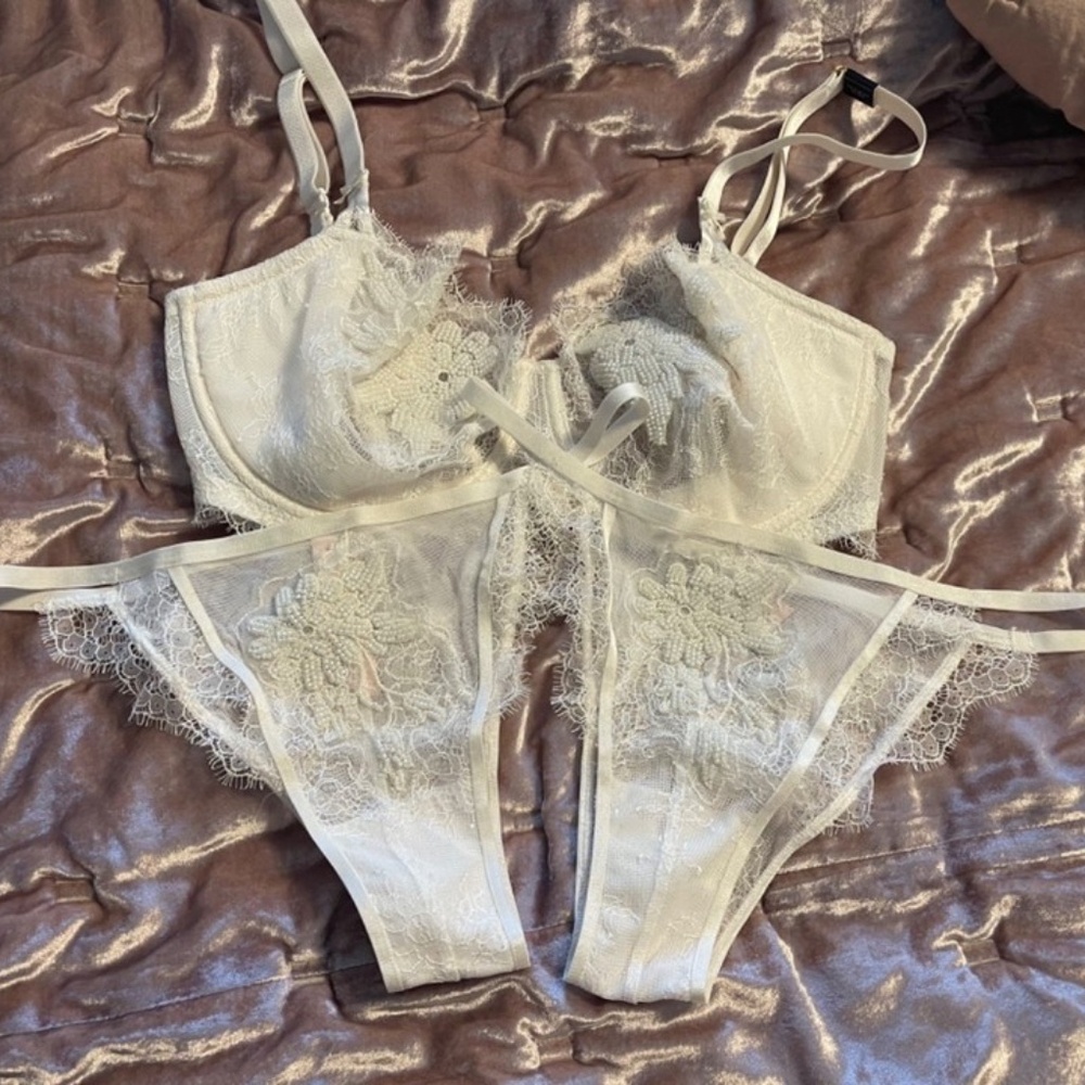 New Victorias Secret 34DDD Embellished Bra & 2 Panties Retail $110 Bride
